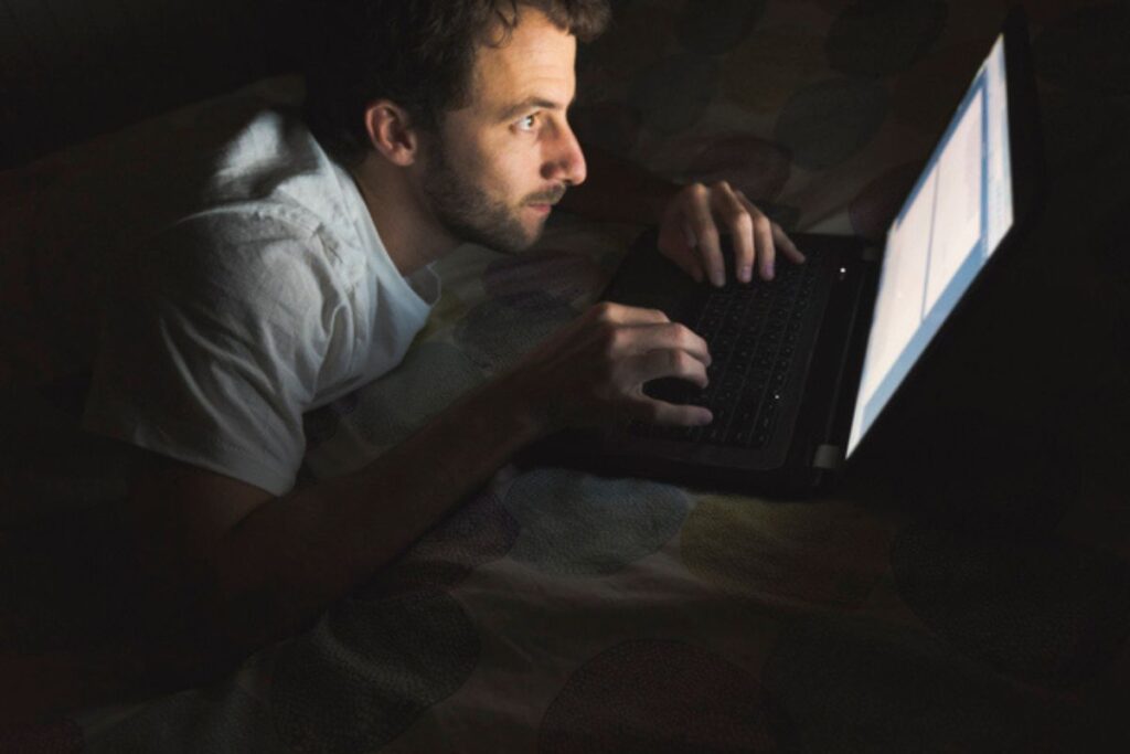 posicao-inadequada-e-horas-na-frente-do-computador-sobrecarregam-os-ombros