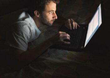 posicao-inadequada-e-horas-na-frente-do-computador-sobrecarregam-os-ombros
