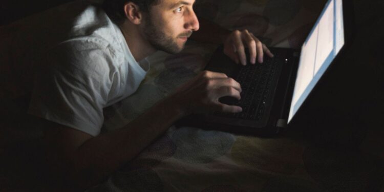 posicao-inadequada-e-horas-na-frente-do-computador-sobrecarregam-os-ombros