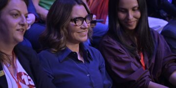 janja-leva-bronca-da-producao-durante-debate-entre-lula-e-flavio