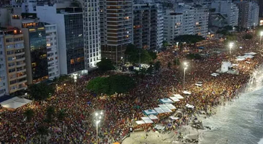 ato-musical-pela-democracia-reune-56-mil-pessoas-em-copacabana,-diz-usp