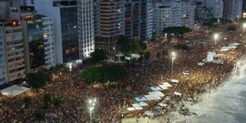 ato-musical-pela-democracia-reune-56-mil-pessoas-em-copacabana,-diz-usp