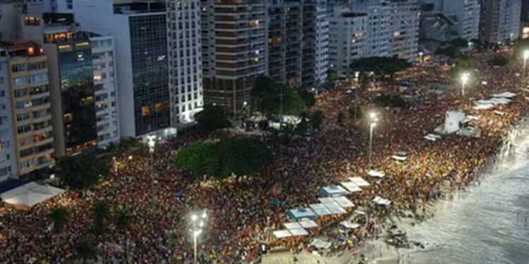 ato-musical-pela-democracia-reune-56-mil-pessoas-em-copacabana,-diz-usp