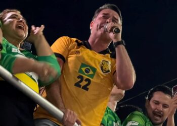 “lula-esta-cagando-para-amazonia”,-diz-flavio-ao-ser-cobrado-sobre-fumaca