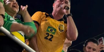 “lula-esta-cagando-para-amazonia”,-diz-flavio-ao-ser-cobrado-sobre-fumaca
