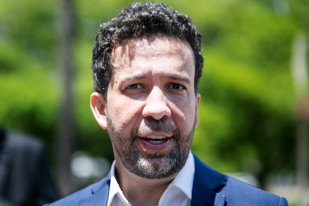 janones-diz-que-vai-ter-alta-hospitalar-as-13h13-desta-terca-(20/10)