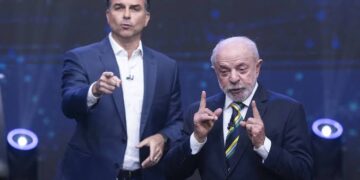 flavio-bolsonaro-domina-primeiro-debate-do-2o-turno-na-band-e-coloca-lula-na-defensiva
