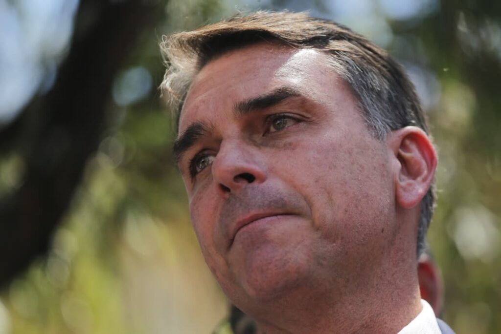 plenario-do-tse-mantem-remocao-de-post-que-associa-flavio-a-“rachadinha”