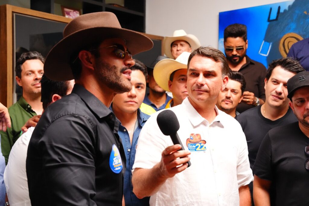 gusttavo-lima-pede-a-flavio-para-manter-acoes-sociais:-“proximo-presidente”