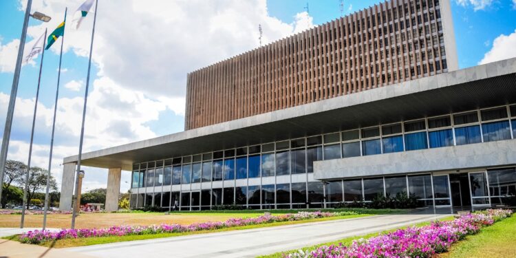 dia-do-servidor:-gdf-oficializa-transferencia-do-ponto-facultativo-para-30-de-outubro