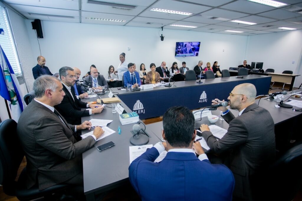 ccj-da-alerj-aprova-projeto-que-classifica-cv-e-pcc-como-terroristas