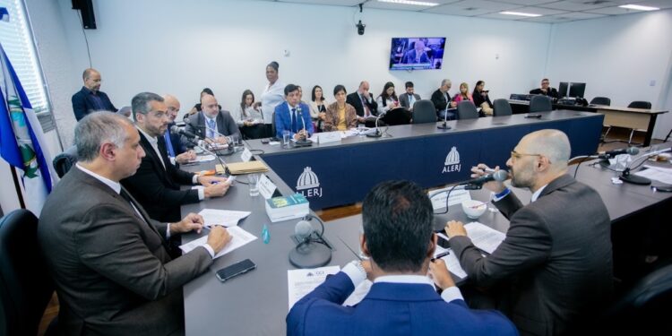 ccj-da-alerj-aprova-projeto-que-classifica-cv-e-pcc-como-terroristas
