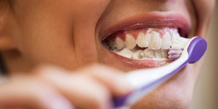 escovar-os-dentes-com-forca-pode-causar-traumas-na-gengiva-e-no-esmalte