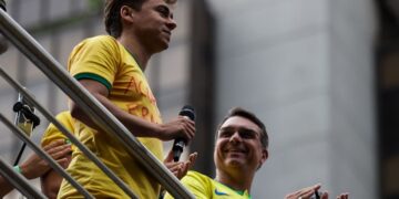 flavio-segue-dica-de-nikolas-e-propoe-“pai-nosso”-em-fala-final-de-debate
