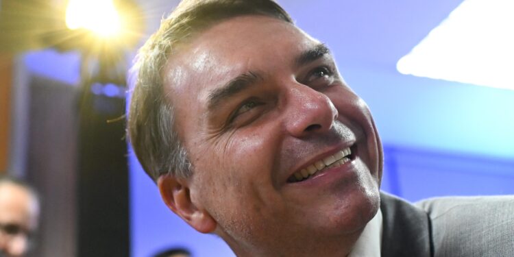 na-vespera-da-eleicao,-flavio-bolsonaro-faz-live-com-artistas-sertanejos