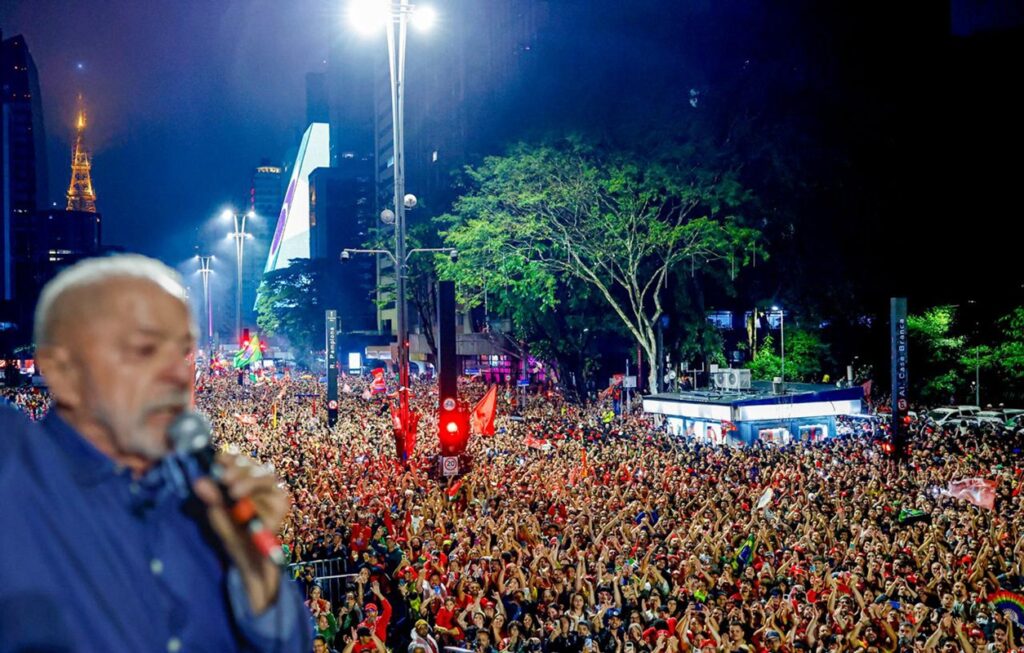 em-fala-na-av-paulista,-lula-chama-vitoria-de-“dia-historico”-e-beija-janja