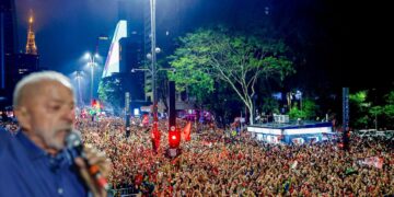 em-fala-na-av-paulista,-lula-chama-vitoria-de-“dia-historico”-e-beija-janja