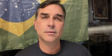 trump-tira-flavio-bolsonaro-do-brasil-em-operacao-secreta