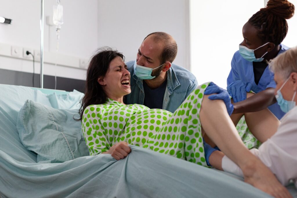 sem-sinais-visiveis-no-corpo,-gravidez-oculta-pode-passar-despercebida