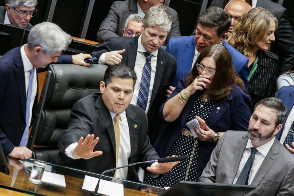 promessas-de-alcolumbre-geram-desconfianca-na-oposicao-e-no-governo